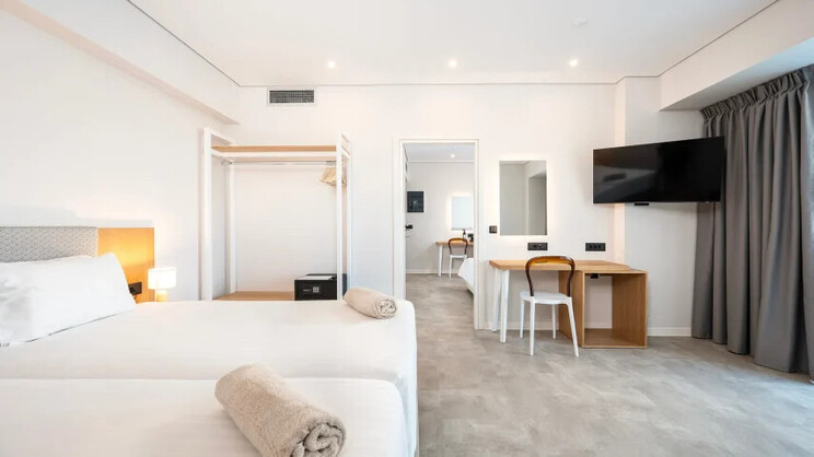 Family Rooms With 2 Bedrooms